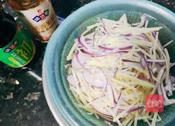 Illustration of how to make sour potato shreds 2