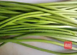 Illustration of how to tear garlic sprouts by hand 2