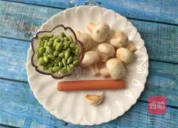 Illustration of how to make fried green beans and mushrooms 1