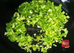 Illustration of how to make scrambled eggs with chili pepper 6