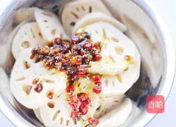 Illustration of how to make cold spicy lotus root slices 9