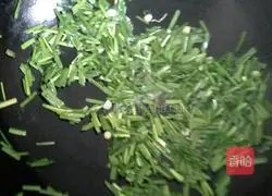 Illustration of how to make fried shrimp skin with leeks 1