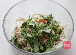 Illustration of how to make cold shredded king oyster mushrooms 7