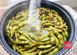 Illustration of how to make spiced edamame 3