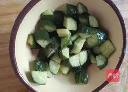 Illustration of how to make spicy pickled cucumbers 3