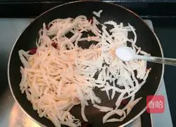 Illustration of how to stir-fry shredded radish 11