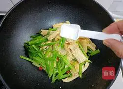 Illustration of how to stir-fry celery and yuba 14
