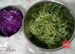 Illustration of how to make cold double silk noodles 1