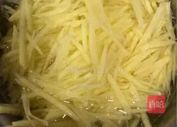 Illustration of how to make fried shredded potatoes 4
