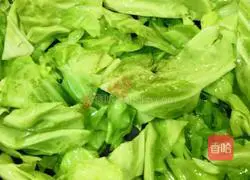 Illustration of how to stir-fry cabbage and fungus 9