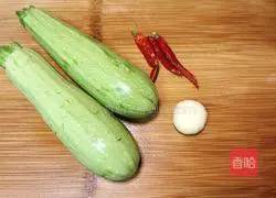 Illustration of how to make shredded zucchini 1