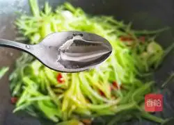 Refreshing and delicious stir-fried lettuce shreds Illustration 8