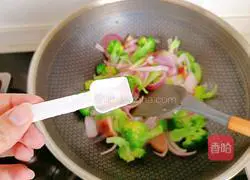 Illustration of how to stir-fry seasonal vegetables with olive oil 14
