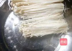 Illustration of how to make fried enoki mushrooms 2