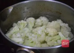 Illustration of how to make cauliflower with tomato sauce 4