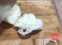 Illustration of how to make fried lotus root slices 1