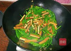 Illustration of how to stir-fry and fragrant chive flowers 9