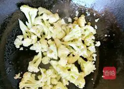 Super simple, refreshing and delicious cauliflower fried pork recipe illustration 3