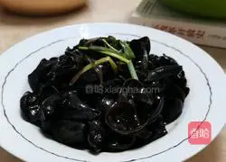 Illustration of how to cook black fungus with green onion 10