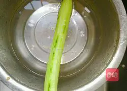 Illustration of how to make cucumber mixed with fungus 3