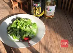 Illustration of how to make fried bitter melon with lotus root 2