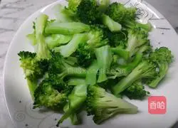 Illustration of how to make scallion oil, fungus and broccoli 1