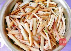 Illustration of how to stir-fry cattail with tomatoes 2