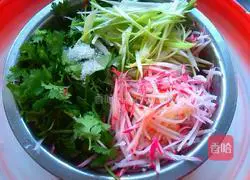 Illustration of how to make cold coriander shredded radish 3