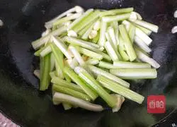 Lily Illustration of how to stir-fry celery with wolfberry 2