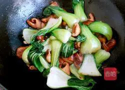 Illustration of how to stir-fry rapeseed with mushrooms 6