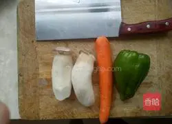 Illustration of how to stir-fry king oyster mushrooms with carrots 1