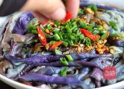 Illustration of how to mix eggplant with garlic 5