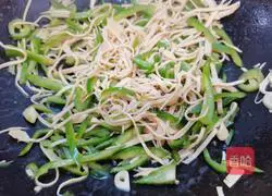 Illustration of how to stir-fry thousands of green peppers 14