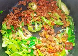 Illustration of how to make pickled cabbage and pork rice rolls 9