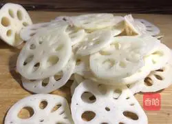 Illustration of how to make spicy fried lotus root slices 1