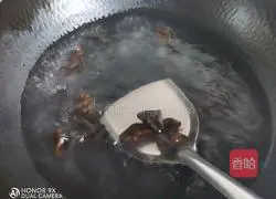 Illustration of how to make fried lotus root with fungus 5