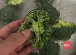 Illustration of how to make garlic broccoli 2