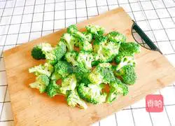 Illustration of how to make green and red flowers 3