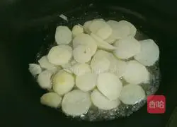 Illustration of how to braise potatoes in oyster sauce 3