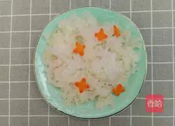 Illustration of how to make cucumber mixed with white fungus 4