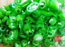 Illustration of how to make fried konjac with spicy sauce in one step