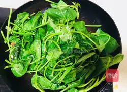 Illustration of how to stir-fry sweet potato leaves 3