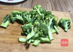 Illustration of how to make oyster sauce, wolfberry and broccoli 1