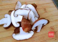 Illustration of how to stir-fry chrysanthemum with garlic and shiitake mushrooms 2