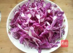 Illustration of how to make fried eggs with purple cabbage 2