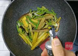 Illustration of how to make fried beans with potatoes and eggplants 17