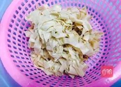 Illustration of how to make spicy tofu skin 2