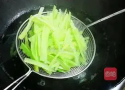 Illustration of how to make shredded cold lettuce 7
