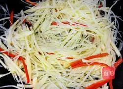 Illustration of how to make stir-fried shredded potatoes 6