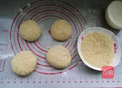 Illustration of how to make sesame sauce sesame cakes 12